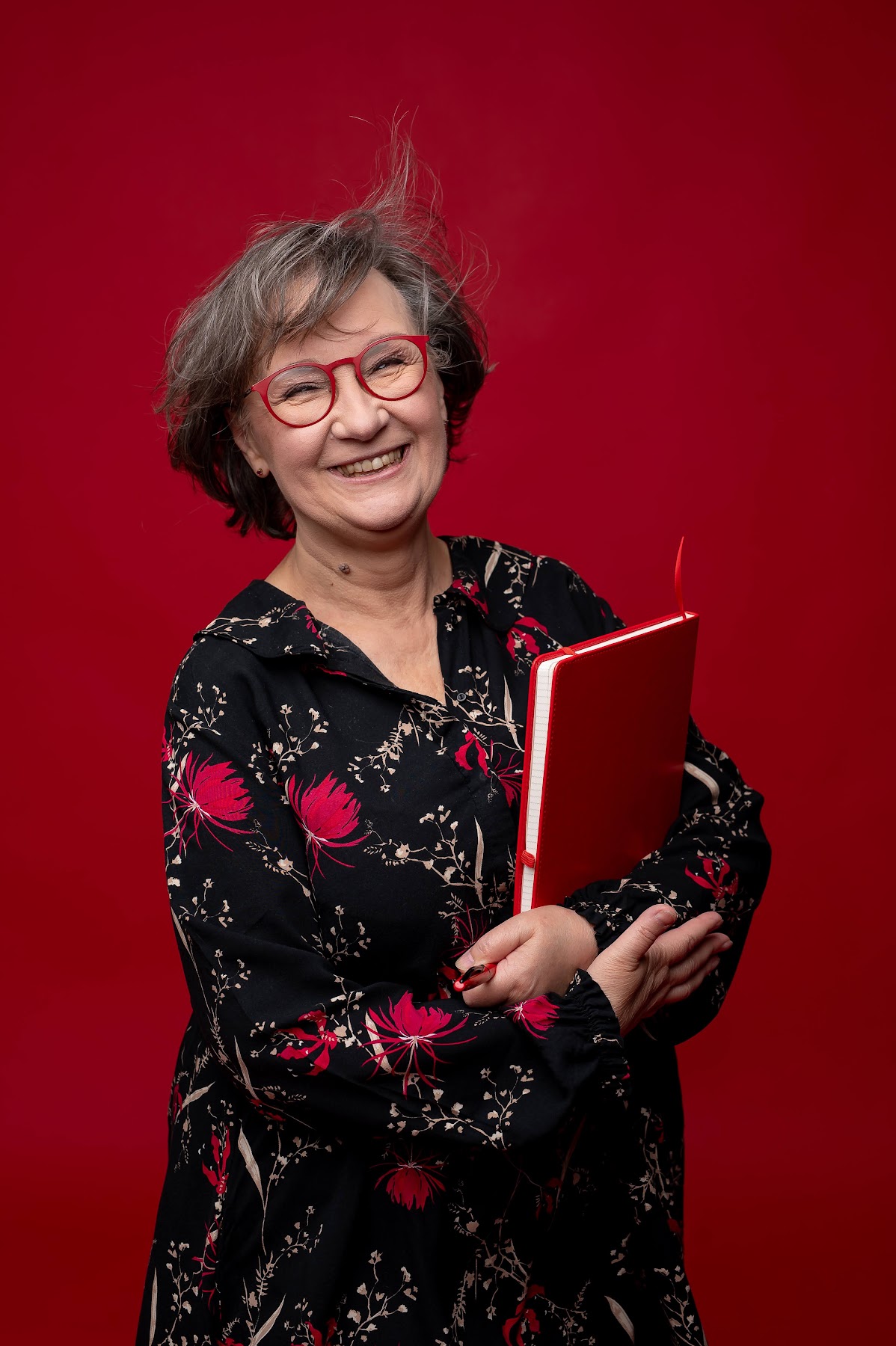 Księgowa, portret z firmowym notesem