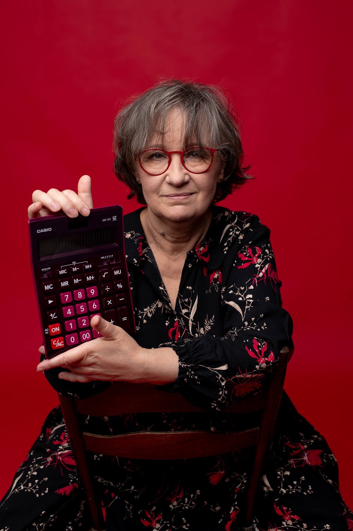 Właścicielka MBBK, portret z kalkulatorem
